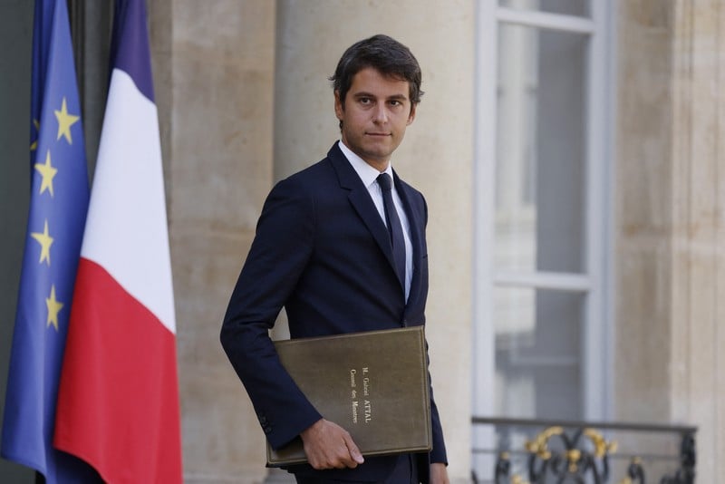 رئيس الوزراء الفرنسي يلوح بالاستقالة