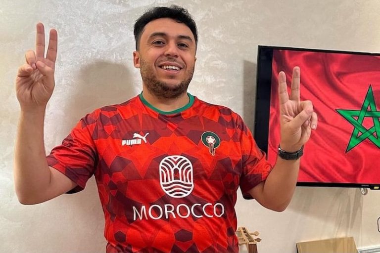 زكرياء الغافولي يغني "شكون حنا؟"
