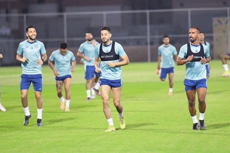 طبيب الفتح السعودي يفحص باتنا