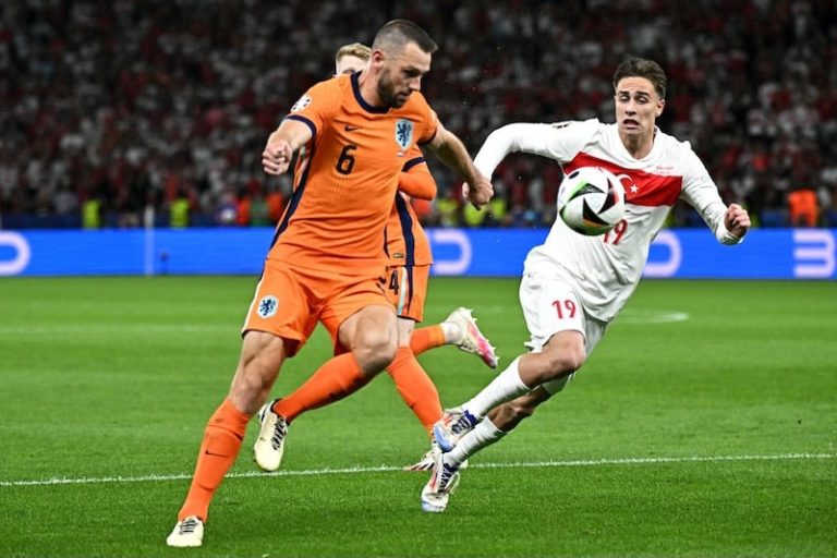 "طواحين هولندا" تنهي مغامرة تركيا وتتأهل إلى "دور الأربعة" لكأس أوروبا