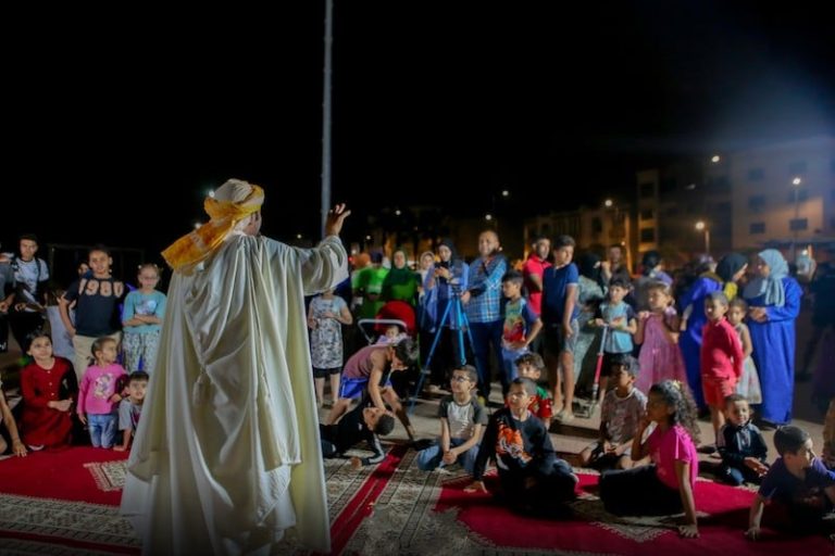 ‪ حكواتيو العالم يروون الأحجيات بالرباط‬