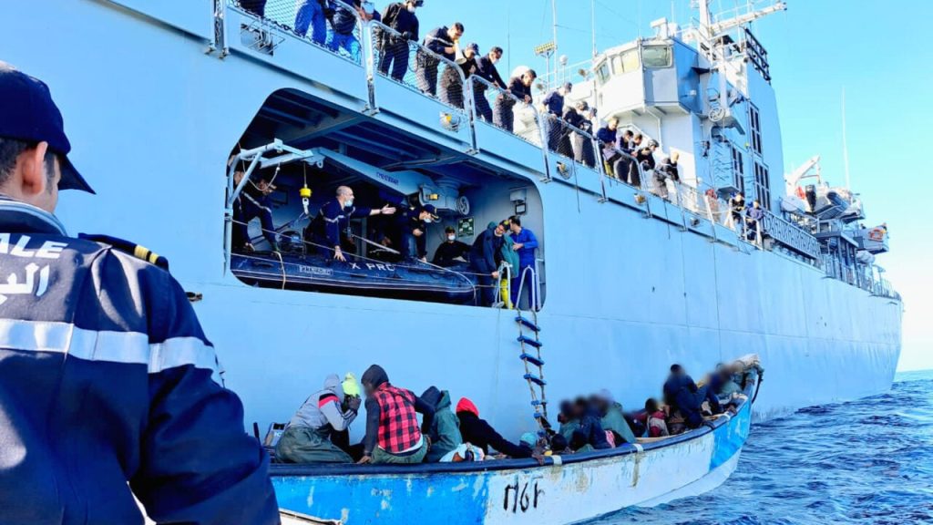 اعتراض قارب قبالة سواحل الداخلة وعلى متنه 59 مرشحا للهجرة غير النظامية اعتراض قارب قبالة سواحل الداخلة وعلى متنه 59 مرشحا للهجرة غير النظامية