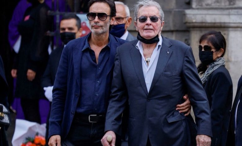 وفاة النجم السينمائي الفرنسي ديلون