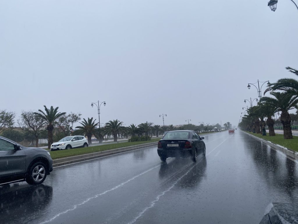 وزارة التجهيز تدعو مستعملي الطرق إلى توخي الحيطة بسبب سوء الأحوال الجوية وزارة التجهيز تدعو مستعملي الطرق إلى توخي الحيطة بسبب سوء الأحوال الجوية