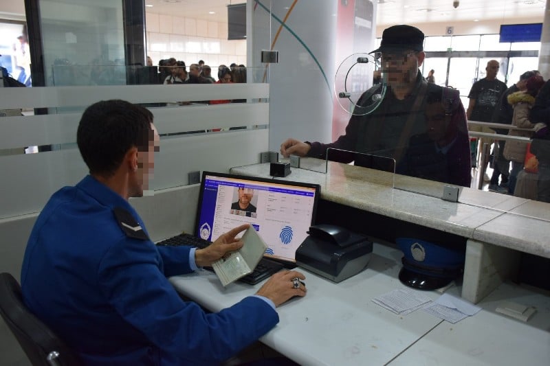 الجزائر تمنع مواطنا مغربيا من العودة إلى المملكة وتسحب جواز سفره الجزائر تمنع مواطنا مغربيا من العودة إلى المملكة وتسحب جواز سفره