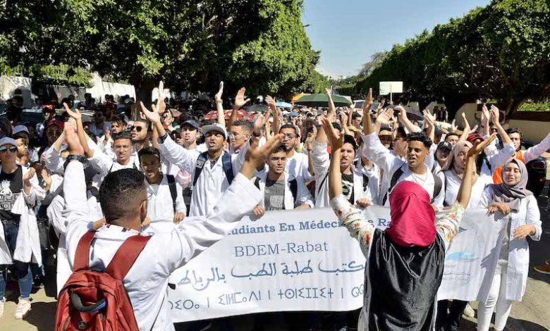 بعد تدخل وسيط المملكة على الخط ..توقيع محضر تسوية بين طلبة الطب ووزارتي التعليم العالي والصحة بعد تدخل وسيط المملكة على الخط ..توقيع محضر تسوية بين طلبة الطب ووزارتي التعليم العالي والصحة