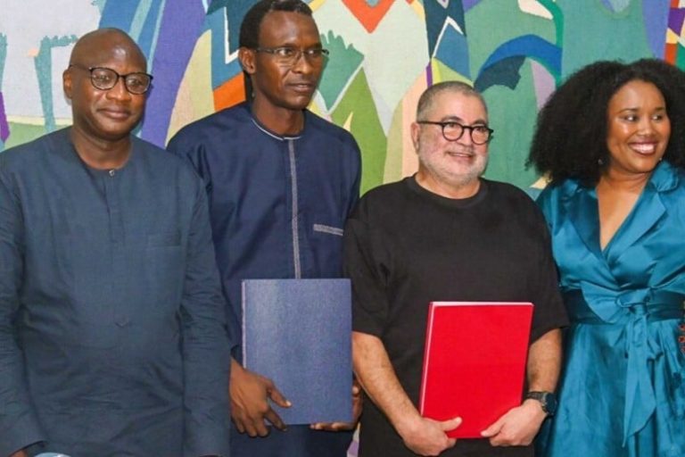 بنبين تتبرع بهبة لمتحف غوري التاريخي