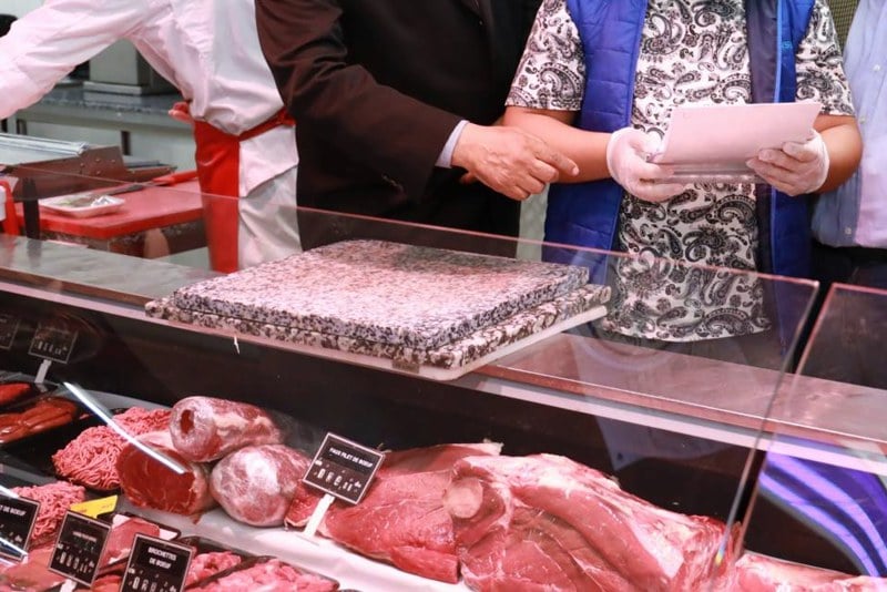 جمود في عملية استيراد اللحوم المجمدة .. ومهنيون يشتكون وسائل التخزين