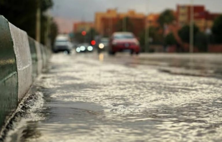 زخات رعدية قوية مصحوبة بهبات رياح وبتساقط محتمل للبرد اليوم الجمعة زخات رعدية قوية مصحوبة بهبات رياح وبتساقط محتمل للبرد اليوم الجمعة