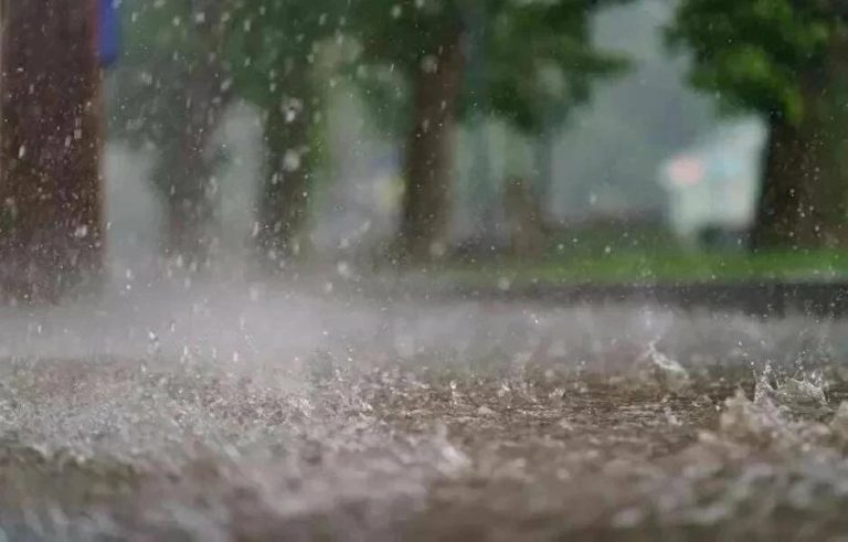 زخات رعدية مصحوبة بحبات البرد وبهبات رياح مرتقبة بعدد من المناطق