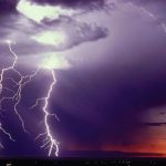 طقس .. زخات رعدية مصحوبة بحبات البرد وبهبات رياح مرتقبة الثلاثاء