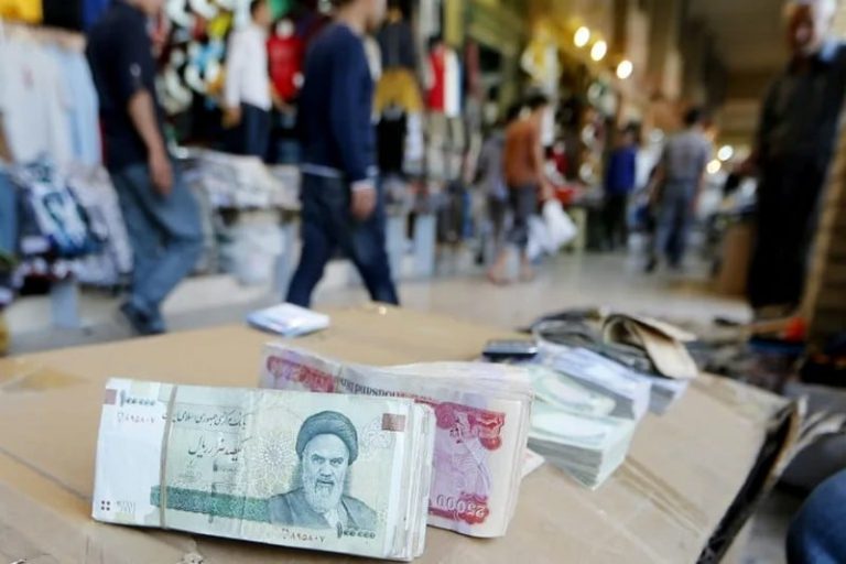 فوز ترامب يعصف بالعملة الإيرانية