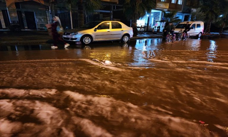 مراكش .. أمطار غزيرة تغرق بعض الشوارع وتحولها إلى سيول مراكش .. أمطار غزيرة تغرق بعض الشوارع وتحولها إلى سيول