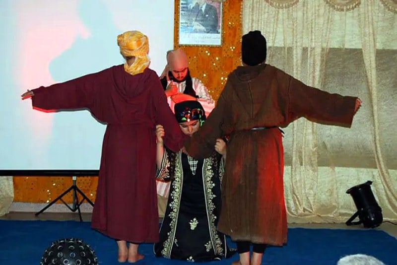 مسرحية "خربوشة".. حكاية مغربية متجددة عن سلطة الفن أمام السلطة مسرحية "خربوشة".. حكاية مغربية متجددة عن سلطة الفن أمام السلطة