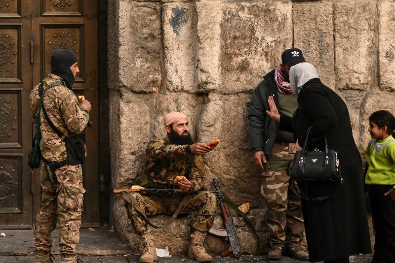 أعضاء بحزب البعث يسلّمون الأسلحة أعضاء بحزب البعث يسلّمون الأسلحة