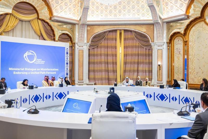 السغروشني تقارب الأخبار الزائفة بالرياض