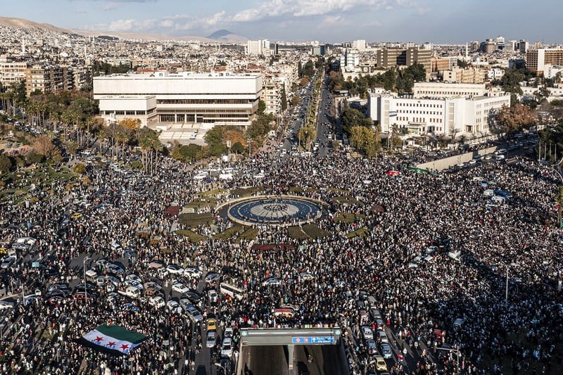 "الشعب السوري واحد" .. الآلاف يحتفلون في دمشق بانتصار الثورة وسقوط الأسد
