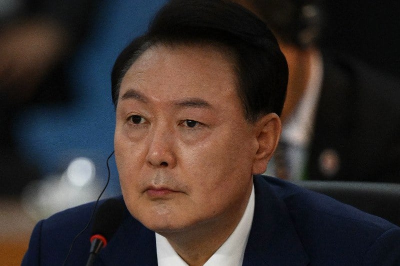 الشرطة الكورية تداهم مكتب الرئيس رئيس كوريا الجنوبية يعلن فرض الأحكام العرفية وسط أزمة سياسية