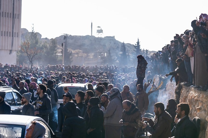 آلاف السوريين يحتشدون أمام صيدنايا