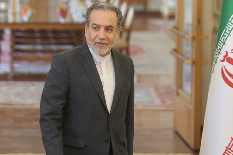 إيران تحذّر من "التدخل المدمر" بسوريا