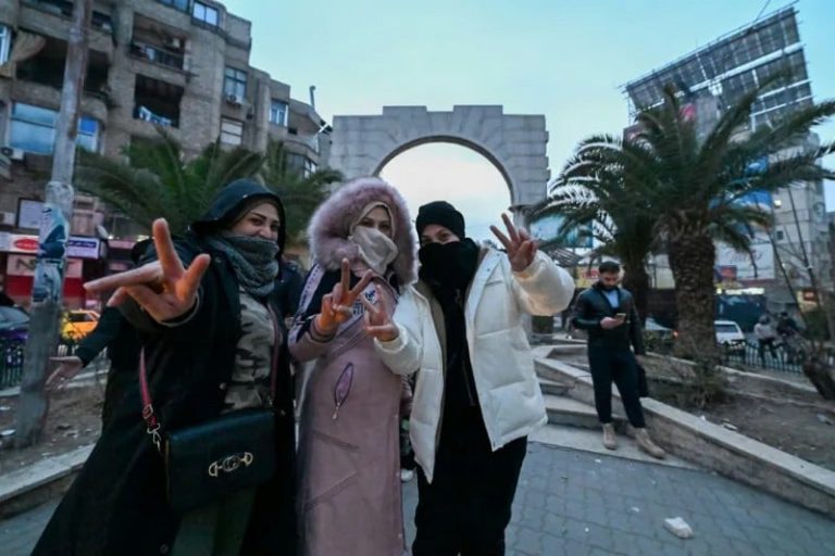احتفال السوريين يستمر وسط دمشق