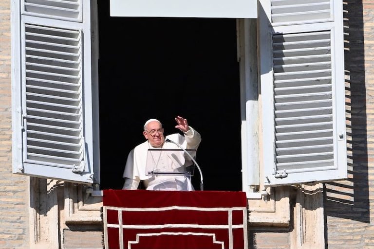 البابا يطالب بانتخاب الرئيس اللبناني