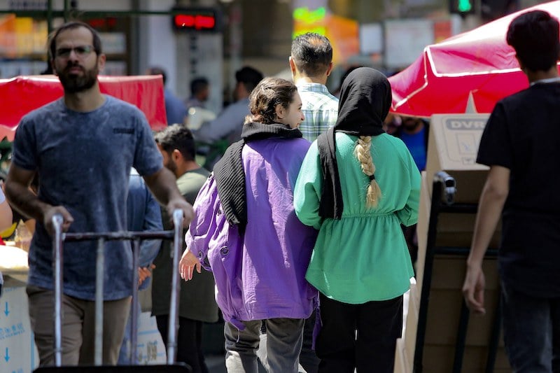 الرئيس الإيراني ينتقد إلزامية الحجاب الرئيس الإيراني ينتقد إلزامية الحجاب