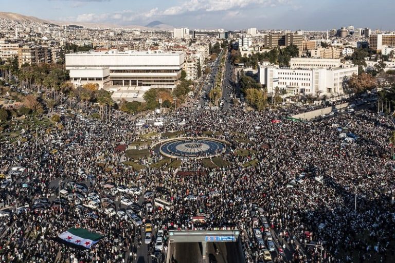 "الشعب السوري واحد" .. الآلاف يحتفلون في دمشق بانتصار الثورة وسقوط الأسد
