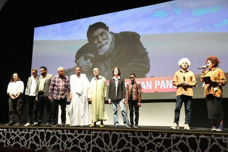 "المرجة الزرقاء" تمزج البساطة بالعمق