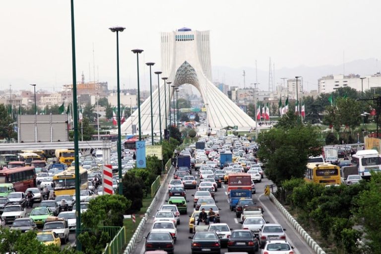 الوقود يمدد إغلاق مدارس طهران