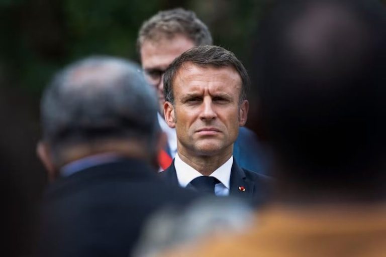 اليسار المتشدد يطالب ماكرون بالرحيل