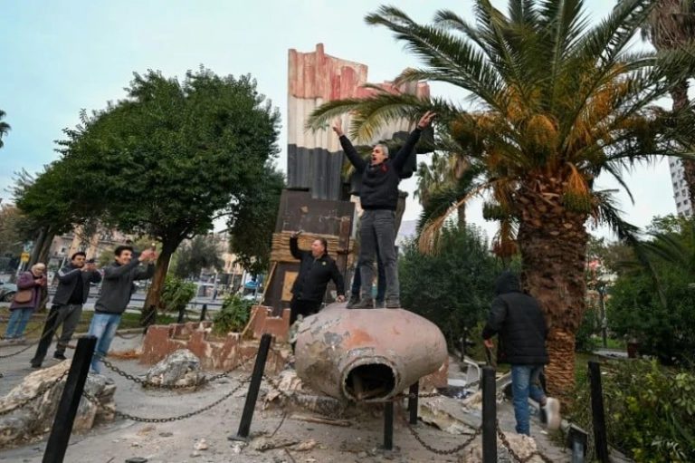 تلفزيون سوريا يمجد "الثورة العظيمة"