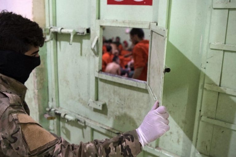 فرق تنقب عن زنازين مطمورة بسوريا