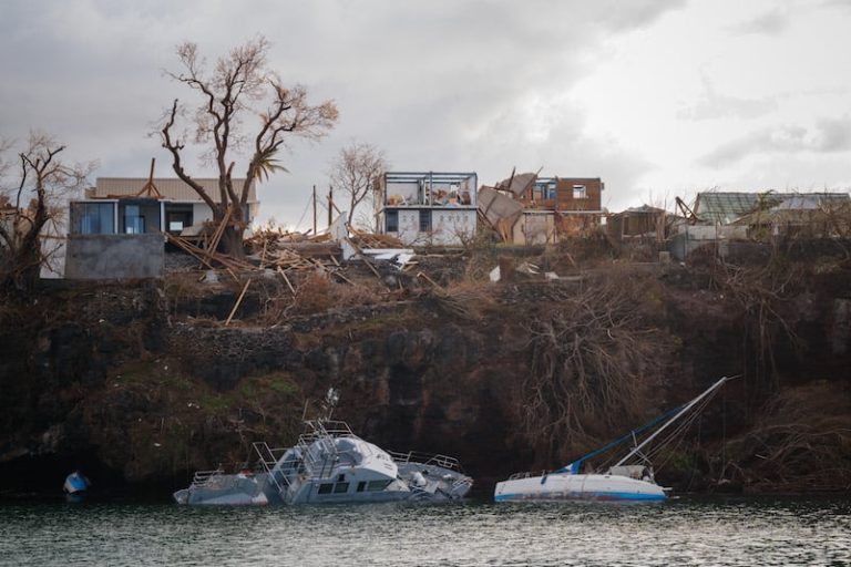 فرنسا تقيم الخسائر بعد إعصار مايوت