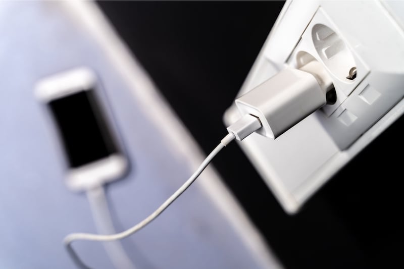 قواعد "الشاحن الموحد" للأجهزة الإلكترونية تدخل حيز التنفيذ في أوروبا قواعد "الشاحن الموحد" للأجهزة الإلكترونية تدخل حيز التنفيذ في أوروبا