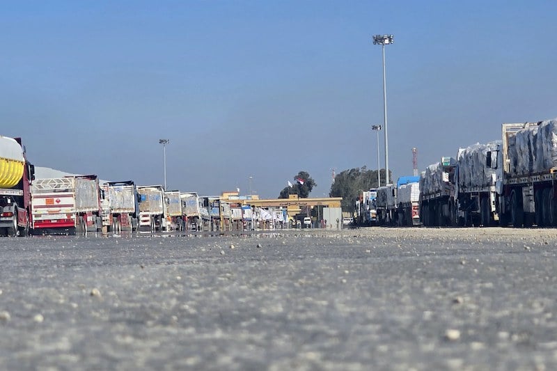 بدء تدفق المساعدات إلى قطاع غزة بدء تدفق المساعدات إلى قطاع غزة