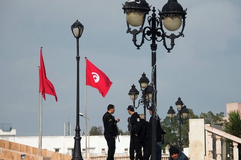 رئيس تونس يحتفظ بحالة الطوارئ رئيس تونس يحتفظ بحالة الطوارئ