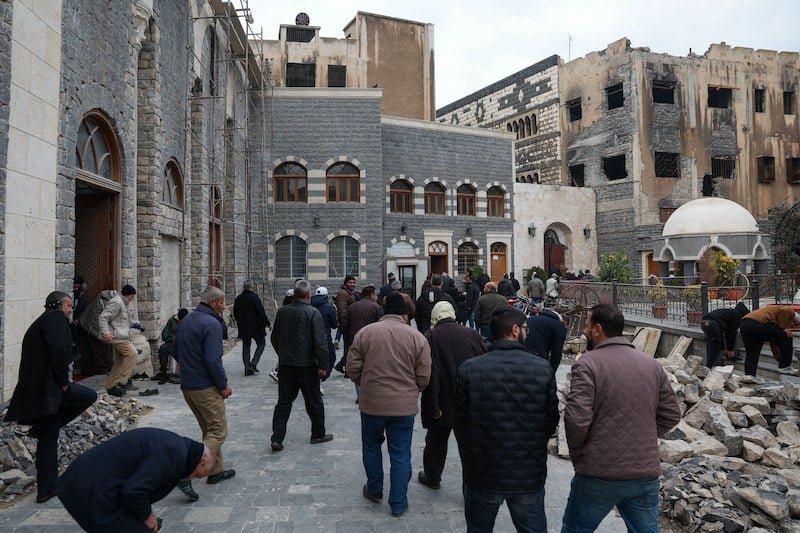 متطوعون يحملون الأسلحة لحماية الأحياء السكنية في العاصمة السورية متطوعون يحملون الأسلحة لحماية الأحياء السكنية في العاصمة السورية