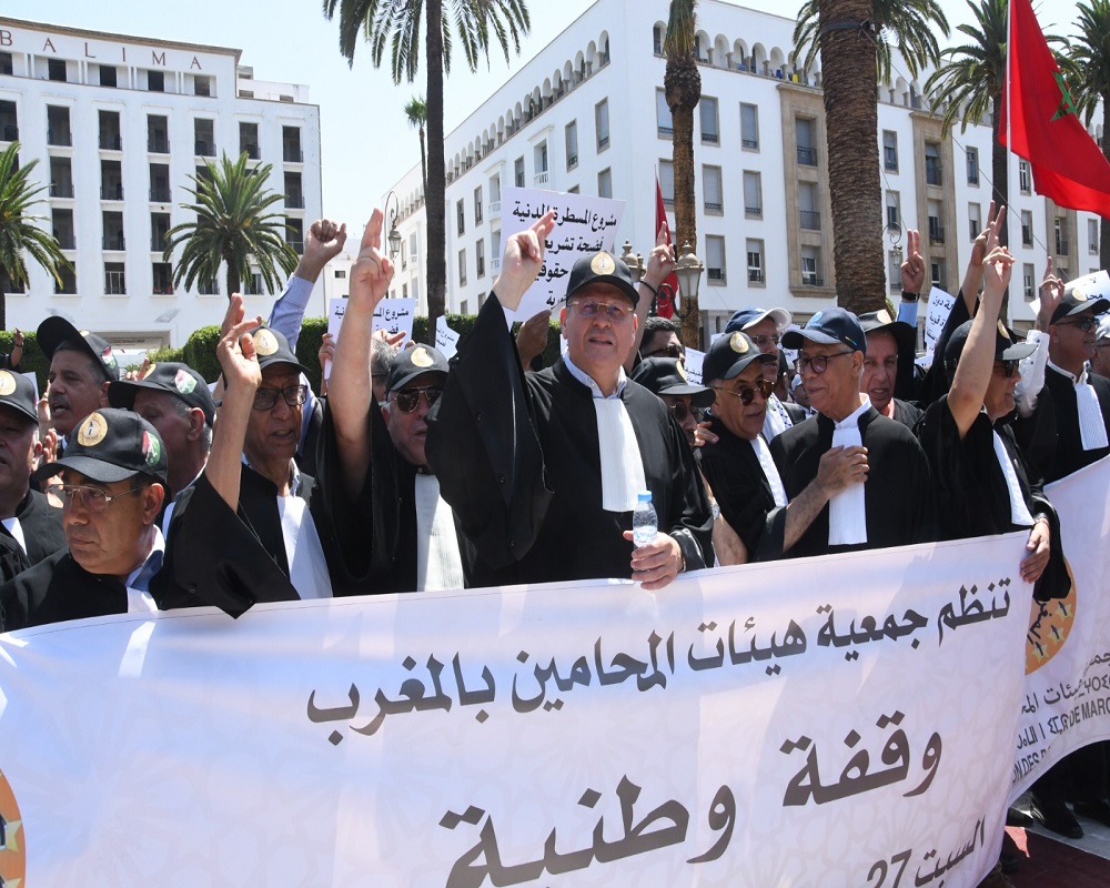 وصفوه بـ "ردة تشريعية ودستورية" .. المحامون يحتجون أمام البرلمان رفضا لمشروع المسطرة المدنية تصوير: عيسى سوري