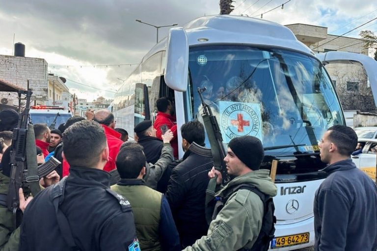 إسرائيل تفرج عن أسرى فلسطينيين محكومين بالمؤبد وسنوات سجن طويلة