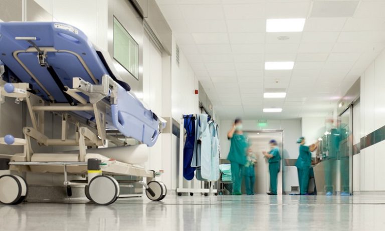 التنسيق النقابي لقطاع الصحة يضرب عن العمل ووقفة احتجاجية أمام الوزارة