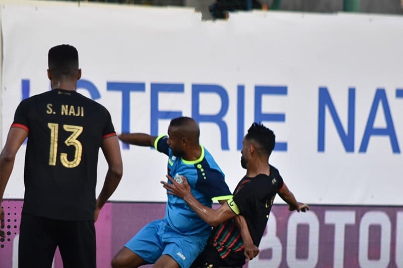 الدفاع الجديدي يحتج على التحكيم الدفاع الجديدي يحتج على التحكيم