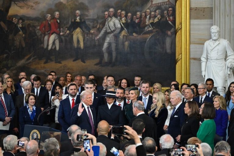 تنصيب ترامب رئيساً للولايات المتحدة الأمريكية بعد أداء اليمين الدستورية