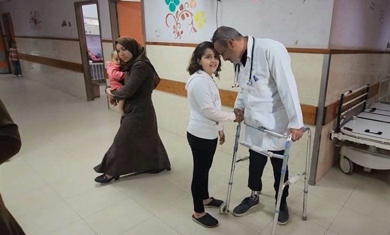 طبيب يتحدى أعطاب الحرب بغزة طبيب يتحدى أعطاب الحرب بغزة