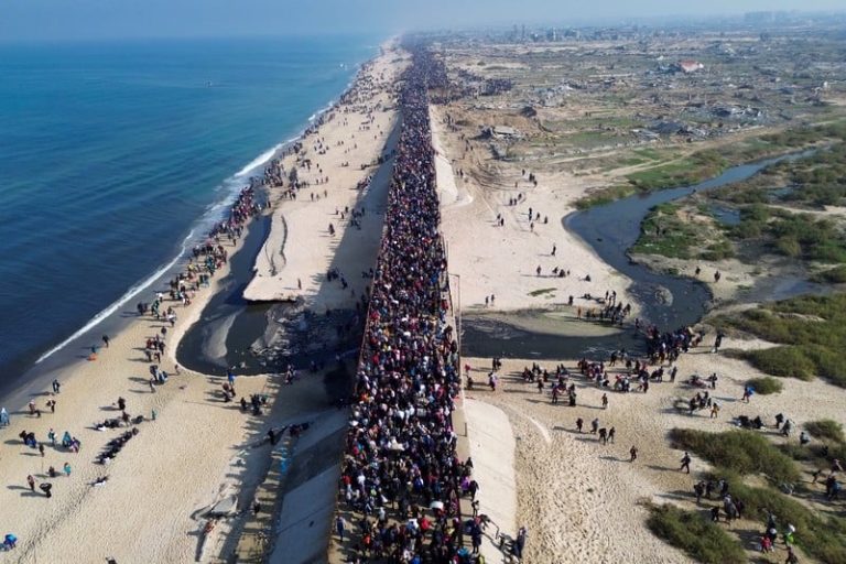 مئات الآلاف من النازحين يعودون إلى شمال غزة في مشهد إنساني مؤثر
