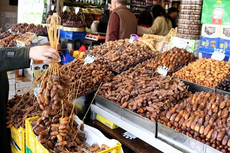 مهنيون: التمور المحلية تشهد زيادات طفيفة .. والمستوردة تتسم بالاستقرار