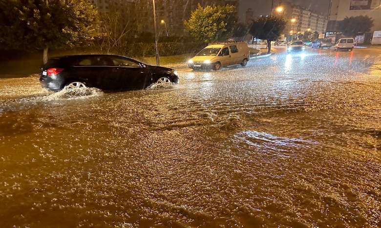 أمطار غزيرة وسيول مائية.. الفيضانات تجتاح شوارع وأحياء طنجة