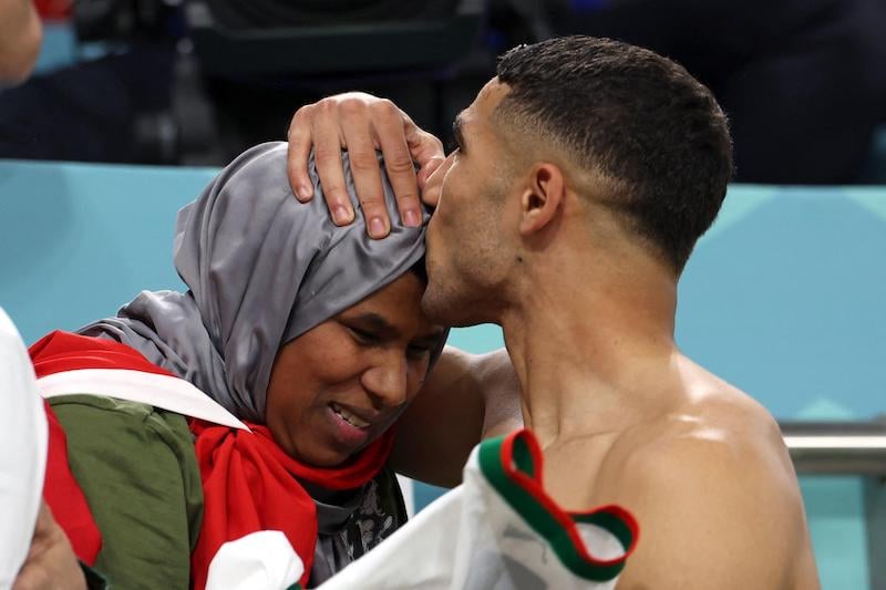 حكيمي: "والدتي داعمي الأساسي"