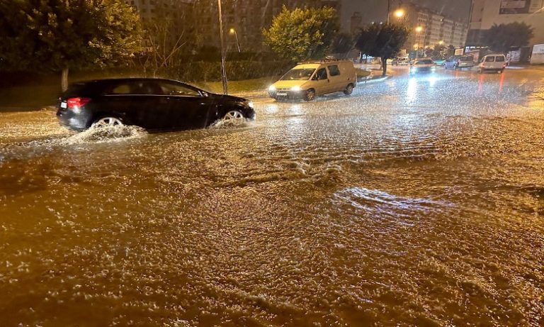 أمطار غزيرة وسيول مائية.. الفيضانات تجتاح شوارع وأحياء طنجة