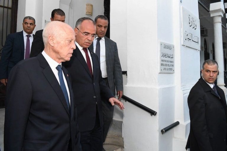 الرئيس التونسي يقيل وزيرة المالية